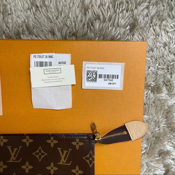 Louis Vuitton Toiletry Bag 26 - Picture 3 of 5